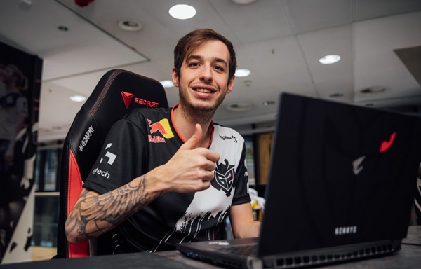 T1 宣布 Gumayusi 离队 — Peyz 可能加入队伍